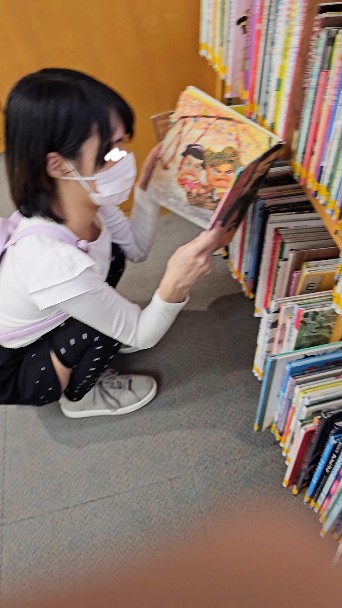 【再販】地べたに座って本を読んでる小柄な可愛い子。